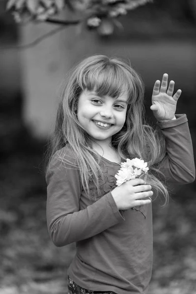 Kind met sakura bloemen, lente. zwart-wit — Stockfoto