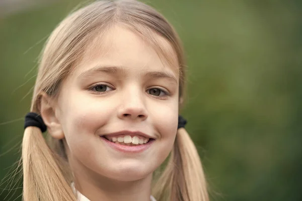 Schoonheidskind met frisse look en huid. Klein meisje glimlach met lang blond haar. Kind met schattig gezichtje buiten. Gelukkige kindertijd en kinderopvang. Schoonheid look en huidverzorging, kopieer ruimte — Stockfoto