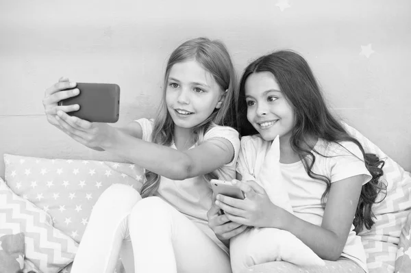 Hiburan online. Jelajahi jejaring sosial. Ponsel pintar untuk hiburan. Anak-anak selfie. Konsep aplikasi smartphone. Girlish pesta piyama waktu luang. Perempuan smartphone blogger kecil — Stok Foto