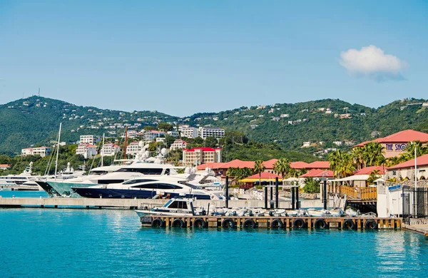 Viaggi di lusso in barca, trasporto acqua. Yacht ormeggiati al molo sul paesaggio montano. Porto e città sul cielo azzurro e soleggiato. Vacanza sull'isola — Foto Stock