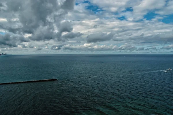 Mavi deniz ya da okyanus su ABD ile deniz manzarası — Stok fotoğraf