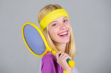 Kız çok güzel sarışın oyun Tenis. Spor sağlığı korumak için. Atlet tutun tenis raketi gri arka plan üzerinde elinde. Tenis Kulübü kavramı. Aktif eğlence ve hobi. Tenis spor ve eğlence