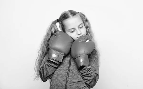 Flicka söt barn med röda handskar poserar på vit bakgrund. Uppfostran för ledare. Starka barn boxning. Idrott och hälsa-konceptet. Boxning idrott för kvinna. Skicklighet av framgångsrika ledare. Sport uppfostran — Stockfoto