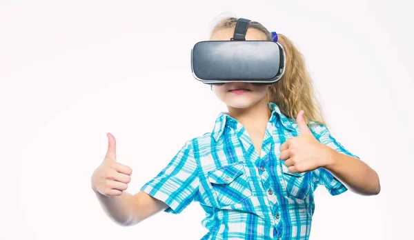 Kid explorar tecnologia moderna realidade virtual. Menina bonito criança com cabeça montada exposição no fundo branco. Educação virtual para alunos da escola. Obtenha experiência virtual. Conceito de realidade virtual — Fotografia de Stock