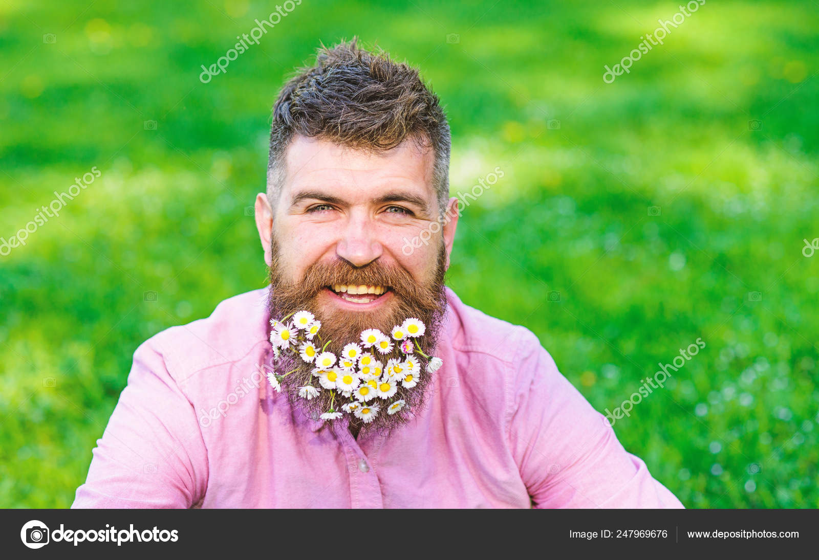 Hombre con barba en la cara sonriente disfrutar de la vida sin alergia.  Hombre barbudo con, image size:1600x1095