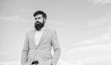 Hipster ciddi yakışıklı çekici sakallı adam uzun. Nihai bıyık damat Kılavuzu. Adam sakallı hippi bıyık mavi gökyüzü arka plan ile. Büyüyen ve bıyık sürdürmek için uzman ipuçları