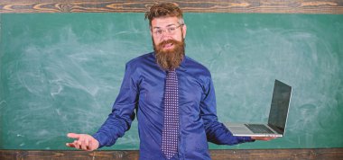 Modern teknolojiler kullanarak öğretim sorunları. Yenilikçi öğretmen ifade tutar dizüstü karıştı. Öğretmen sakallı adam iş modern dizüstü kara tahta arka plan ile karıştı. Uzaktan eğitim sorunları