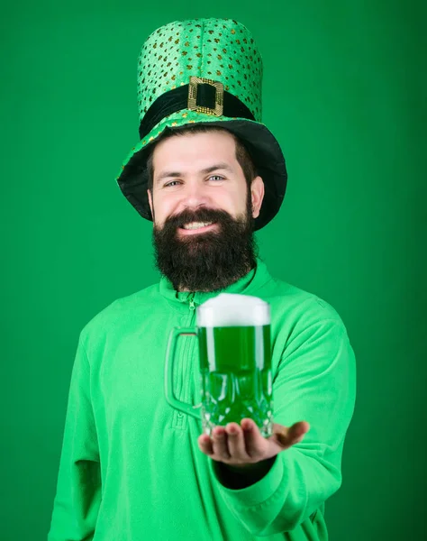 Färsktappat öl. Hipster i gröna leprechaun hatt hålla ölglas. Irländska mannen med skägg dricka Grön öl. Firar saint patricks dag i bar. Skäggig man skåla för att saint patricks dag — Stockfoto