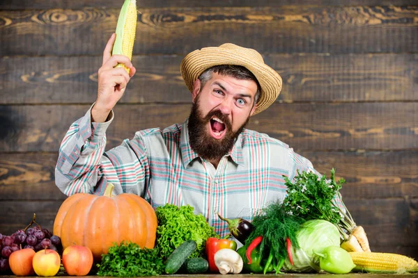 Uomo con la barba sfondo in legno. Diventa agricoltore biologico. Agricoltore con verdure biologiche fatte in casa. Coltivare colture biologiche. Orti e aziende agricole comunitarie. Alimenti biologici fatti in casa. Stile di vita sano — Foto Stock