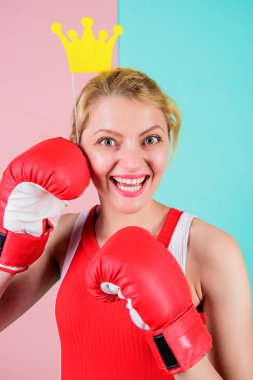 Atletik Prenses. Komik kadın taç pervane boks eldiven ile. Şirin boksör kız parti pervane ile. Spor giyim atletik kadında. Sporcumuz Prenses bakışla. Boks onun için eğlenceli olduğunu