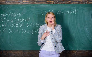 Bu da ne? Eğitim ve eğitim. Modern okul. Bilgi toplama günü. Öğretmen tahtada ders veriyor. Sınıftaki kadın. Okula dönelim. Öğretmenler günü. - Okul. Evde eğitim. Yorgun kadın.
