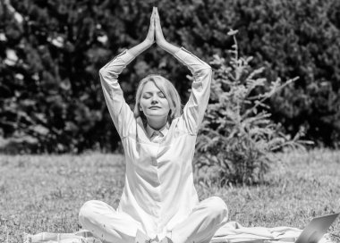 Zihnini boşalt. Kız halı yeşil çim çayır doğa arka plan üzerinde meditasyon. Pratik meditasyon rahatlatıcı bir kadın. Her gün meditasyon. Neden her gün meditasyon. Dakika dinlenmek için bulmak