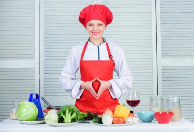 Aşçılık dersi veren harika bir aşçı. Aşçılık yeteneğini geliştir. Evde denemek için en iyi yemek tarifleri. Yemek programıma hoş geldiniz. Güzel bir kadın şapka ve önlük giyer. Profesyonel şef için üniforma.