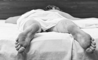 Uyku sonra adam duygu sırt ağrısı yatakta. Neşeli genç adam sabah uyku sonra uyanıyor. Adam yatak.