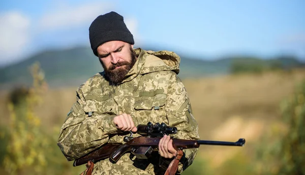 Vadászat és csapdába ejtés évszakok. Férfias hobbira vadászik. Ember brutális vadőr természet háttér. A szakállas vadász szabadidős vadászatot folytat. Hunter fogja meg a puskát. A tapasztalt vadász fókusza és koncentrációja — Stock Fotó