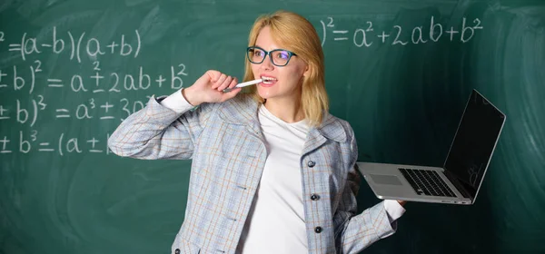 Žena učitel nošení brýlí má laptop surfování internetu. Pedagog inteligentní chytrá dáma s moderní notebook surfování internetu tabuli pozadím. Koncept digitální technologie. Myšlenka na její mysl — Stock fotografie