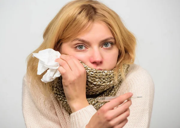 Sıcaklığı ölçmek. Ateş kavram. Ateş Telafiler kır. Sıcaklık grip belirtileri. Kadın ateş yüzünden kötü hissediyorum. İlaç için ateş gerekir. Kız eşarp tutun termometre ve doku yakın çekim