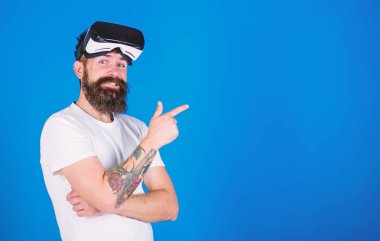 Hippi uzun sakal sanal gerçeklik kavramı oyun, siber uzay zevk ile. Serin adam trendy sakal ve kendinden emin bir görünüm denetimi 3d video desteği ile. Sakallı adam büyük gülümseme giyen Vr gözlük ile