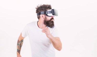 Cyber spor. Adam kafa monte ekran ile etkileşim sanal gerçeklik. Hipster sanal spor oyna. Sanal yarış. Adam oyun Vr gözlük beyaz arka plan sakallı. Sanal gerçeklik oyun kavramını