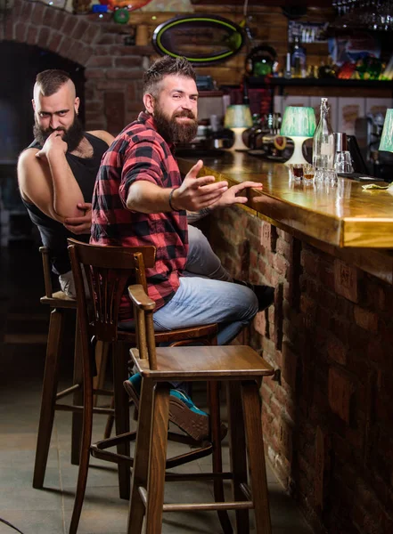 Hipster brutální vousatý muž tráví volný čas s přítelem u baru. Muži odpočívají v baru. Páteční relaxace v baru. Přátelství a volný čas. Přátelé odpočívají v hospodě. Objednávka nápojů u baru — Stock fotografie