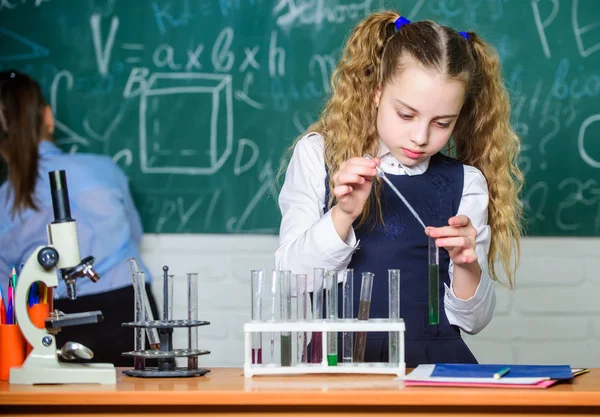 Kémiai elemzés. Iskolai tanuló tanulmányi vegyi folyadék. Iskolai kémia leckét. Kémcsövek, anyagokkal. Laboratóriumi üvegeszközök. Iskolai laboratóriumban. Lány okos tanuló magatartása iskola kísérlet — Stock Fotó