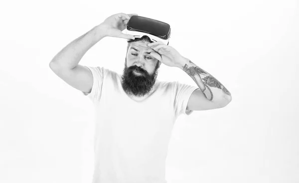 Impressionnante réalité virtuelle. Homme barbu hipster décoller VR lunettes fond blanc. Impressionné par la réalité virtuelle. Guy avec affichage monté sur la tête réalité virtuelle. Hipster submergé réalité virtuelle — Photo