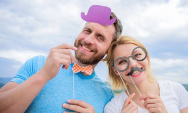Kutlama, eğlence ve tatil kavramı - mutlu çift ile poz