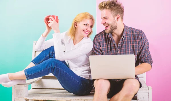 Jóvenes modernos de ocio internet surf. Navegar juntos por la web. Pareja alegre pasar el ocio con el ordenador portátil de navegación web ver vídeo. Pareja en el amor relajante navegar por Internet por diversión. Tiempo libre familiar —  Fotos de Stock