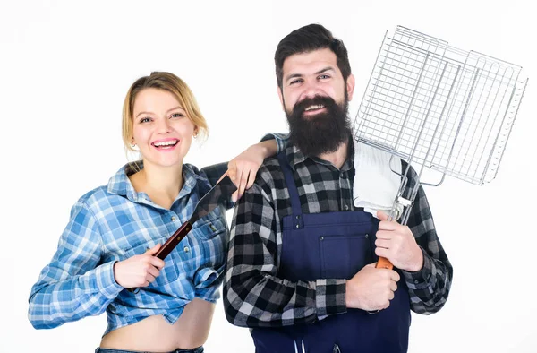 Couple romantique. Homme barbu hipster et fille. Préparation et culinaire. Barbecue pique-nique. recette de cuisine alimentaire. Couple amoureux tenir ustensiles de cuisine. Week-end en famille. Outils pour rôtir la viande — Photo