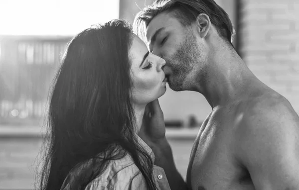 Man en vrouw romantische kus van de aantrekkelijke liefhebbers. Verleiding en voorspel. Het vieren van Valentijnsdag. Sensuele kus van mooie paar close-up. Gepassioneerde kus concept. Verliefde kussen met passie paar — Stockfoto