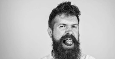 Çilek yemek uzun sakallı adam yakışıklı hippi. Hipster neşeli sulu olgun kırmızı çilek tadını çıkarın. Berry de sakallı hippi ağız. Çiğ gıda kavramı. Adam ham taze çilek tadı zevk