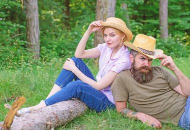 Uygun giyim ve ekipman yürüyüş ve piknik orman için seçin. Kaç hasır şapka içinde çayır rahatlatıcı otur. Giyen güneş şapkaları baş ve saç güneşten korumak. Kesinlikle daha fazla şapka giymeli nedenleri