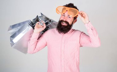 Mutlu grup kağıt torbalar ile alışveriş. Karlı bir anlaşma. Alışveriş bağımlısı tüketici. Nasıl sonraki tatil için hazır olun. Adam çok alışveriş torbaları ile sakallı hippi. Üstünde siyah Cuma alışveriş