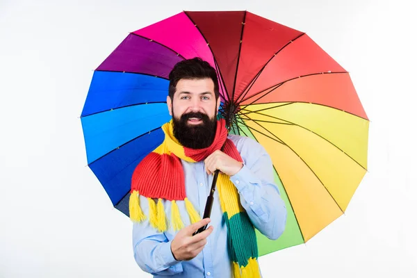 그 건조 유지에 매우 유용 합니다. 비 남자입니다. 화려한 우산 수염된 남자입니다. 다채로운 사람 지주 오픈 우산입니다. 비 보호입니다. 봄 또는을 대 한 세련 된 액세서리와 패션 모델 — 스톡 사진
