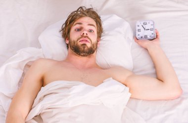 Esneme ve germe kollarını yukarı yakışıklı adam. Neşeli genç adam sabah uyku sonra uyanıyor. Rutin.