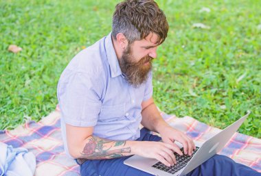 Hipster blogger dizüstü doğa arka plan ile. Blogger için sosyal ağ içerik oluşturun. Yazar ya da blogger sosyal ağ için yazı yazmak. Yaratıcılık kriz. Blogger düşünceli yüz oluşturmak içerik