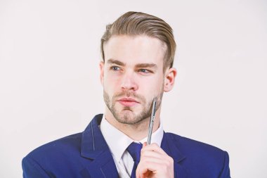 Bireysel girişimci iş. İş adam ciddi girişimci. Yakışıklı ofis çalışanı. İş karar ve sorumluluk almak. Adam iyi iş resmi elbise beyaz arka plan bakımlı