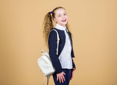 Nasıl uygun sırt çantası doğru öğrenin. Kız moda tatlı taşımak sırt çantası. Popüler yararlı moda aksesuar. Küçük deri sırt çantası ile kız öğrenci. Taşıma çantası rahat. Şık mini sırt çantası