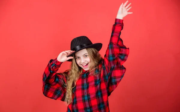 Regarde mon style de mode. Tendance mode. Comme je suis élégant dans ce chapeau. Jeune fille mignonne porter un chapeau à la mode. Petite fashionista. Cool cutie tenue à la mode. Bonne enfance. Concept de mode enfants — Photo