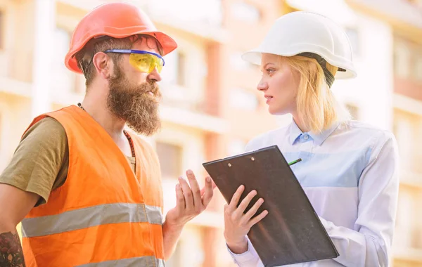 Förman etablerade leverans av byggmaterial. Expert och builder kommunicera om att leverera byggnadsmaterial. Bygg-och anläggningsbranschen. Lyckad affär koncept. Inköp av byggnadsmaterial — Stockfoto