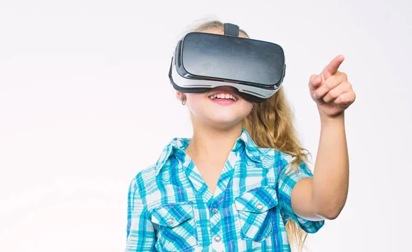 Menina bonito criança com cabeça montada exposição no fundo branco. Educação virtual para alunos da escola. Obtenha experiência virtual. Conceito de realidade virtual. Kid explorar tecnologia moderna realidade virtual — Fotografia de Stock