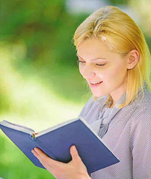 Libri che ogni ragazza dovrebbe leggere. Ragazza interessata sedersi parco leggere libro natura sfondo. Leggere libri ispiratori. Letteratura femminile. Relax tempo libero un concetto di hobby. Migliori libri di auto-aiuto per le donne — Foto Stock