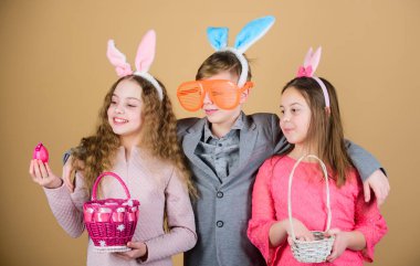Arkadaşlar birlikte Paskalya gününde eğleniyor. Yumurta avlamak için hazır. Çocuklar küçük sepet ile Paskalya yumurtası avına hazır. Grup Aksesuar kutlamak Paskalya bunny kulaklar çocuklar. Paskalya etkinliği ve eğlenceli