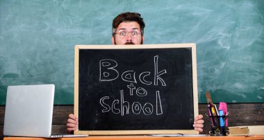 Öğretmen ya da okul müdürü okul için yazıt ağırlamaktadır. Okul hayatının stres dolu. Eğitimci Blackboard saklanıyor. Öğretim yılı başında korkmuş bir adam. Blackboard dışarı bakmak öğretmen