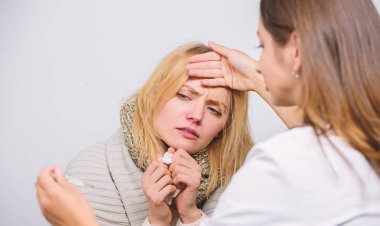 Doktor ve hasta kavramı. Yetişkin ateş belirtileri. Tedavi ve ne zaman doktor aramak için. Doktor kadın hasta kişi inceleyin. Ev ziyaret Doktor hizmeti. Soğuk belirtileri tanımak. Tıbbi muayene