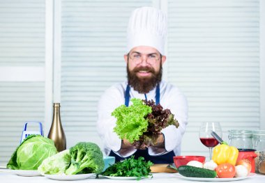 Yemek alışkanlıkları. Şef şapkalı adam. Gizli tadı tarifi. Sakallı adam mutfak, mutfak yemek. Sağlıklı yemekler pişirmek. Diyet ve organik gıda, vitamin. Vejetaryen. Sakallı olgun Şef