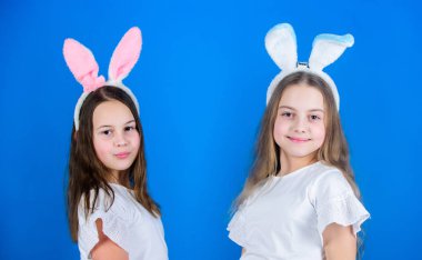 Giyinmek bir yaşam tarzıdır. Paskalya tarzında şık küçük kızlar. Paskalya 'da tavşan stili saç bandı takan sevimli çocuklar. Çocuklar için Paskalya modası