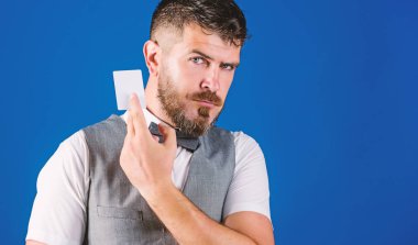 Bankacılık ve kredi kavramı. Plastik banka kartı. Kolay para kredi. Hangi banka kredi kartı almak kolay. Adam hipster tutun plastik boş kart mavi arka plan sakallı. Bu kartı al. Kolay alışveriş yapmak