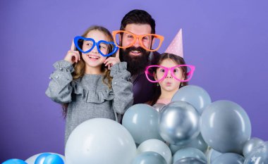 Kızları olan baba eğleniyor. Babalık kavramı. Dost canlısı aile aksesuar giyer. Gelmiş geçmiş en iyi baba. Babalar Günü. Kızların hayatla aktif olarak ilgilenen babalara ihtiyacı vardır. Doğum günü partisi. Bize katıl.