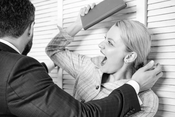 Sexuelle Belästigung zwischen Kollegen und Flirten im Büro. Schluss mit der Gewalt gegen Frauen. Sozialer Protest. — Stockfoto